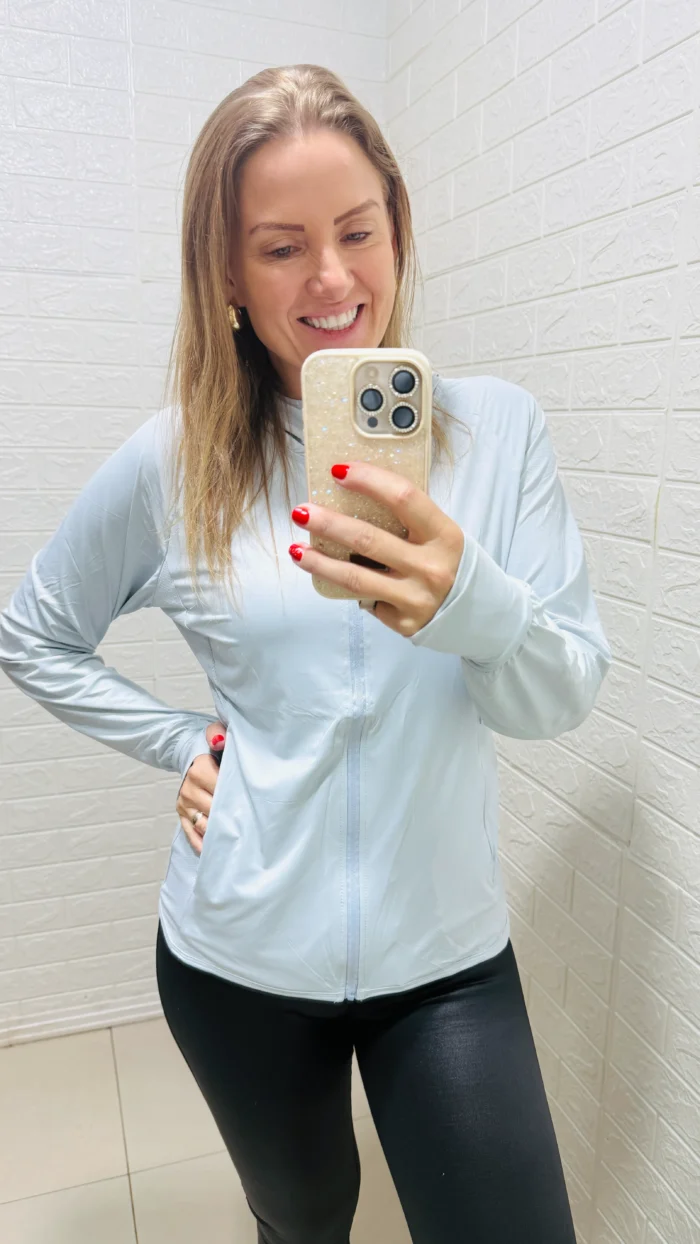 jaqueta esportiva azul clara