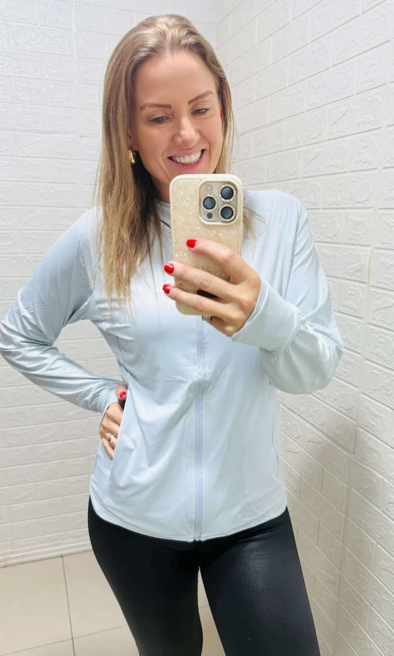 jaqueta esportiva azul clara
