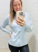 jaqueta esportiva azul clara