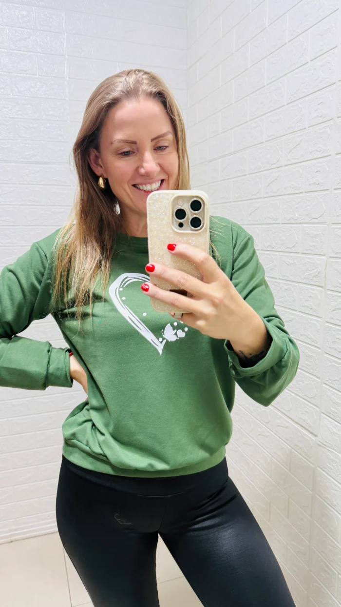 blusa moletinho coração vermelha blusa moletinho coração vermelha