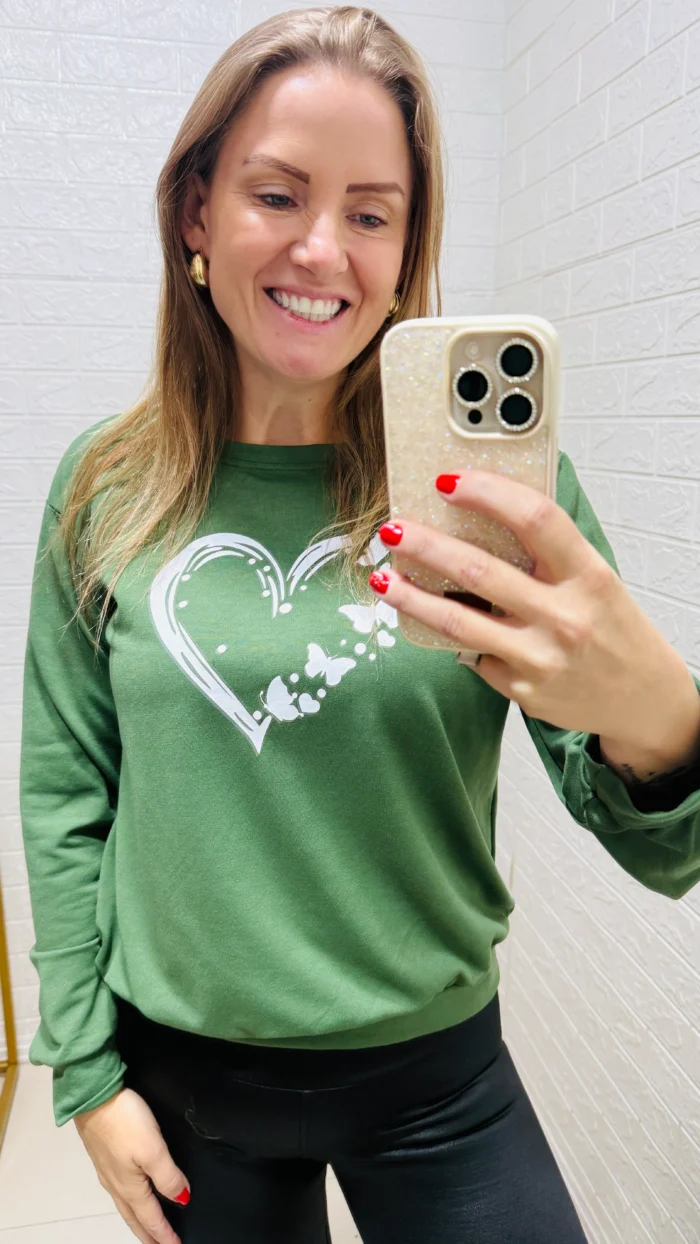 blusa moletinho coração vermelha