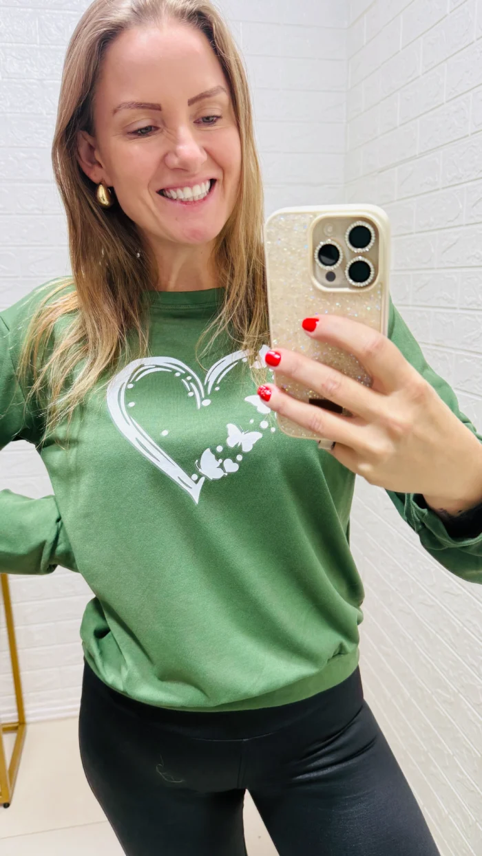 blusa moletinho coração vermelha blusa moletinho coração vermelha