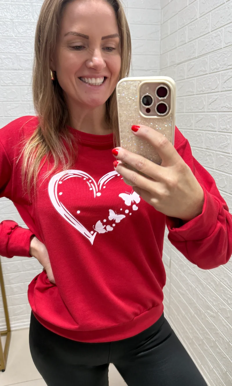 blusa moletinho coração vermelha