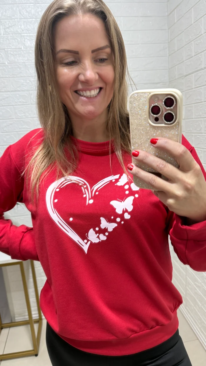 blusa moletinho coração vermelha