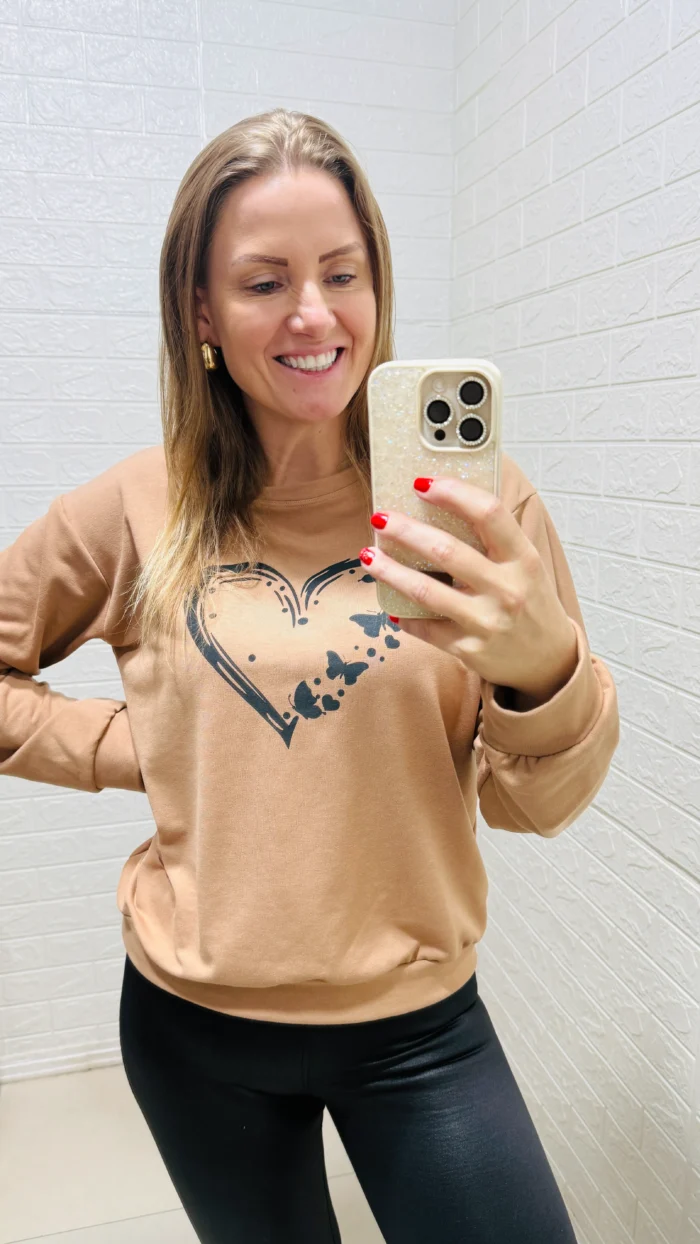 blusa moletinho coração vermelha