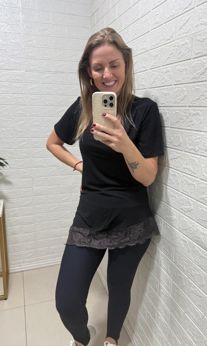blusa feminina alongada assimétrica com renda branca
