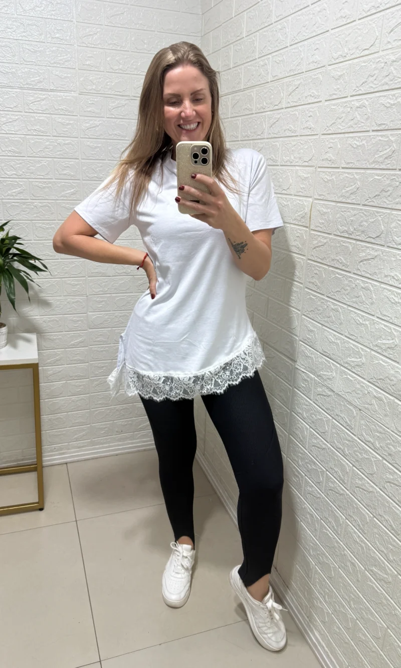 blusa feminina alongada assimétrica com renda branca
