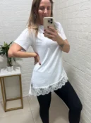 blusa feminina alongada assimétrica com renda branca